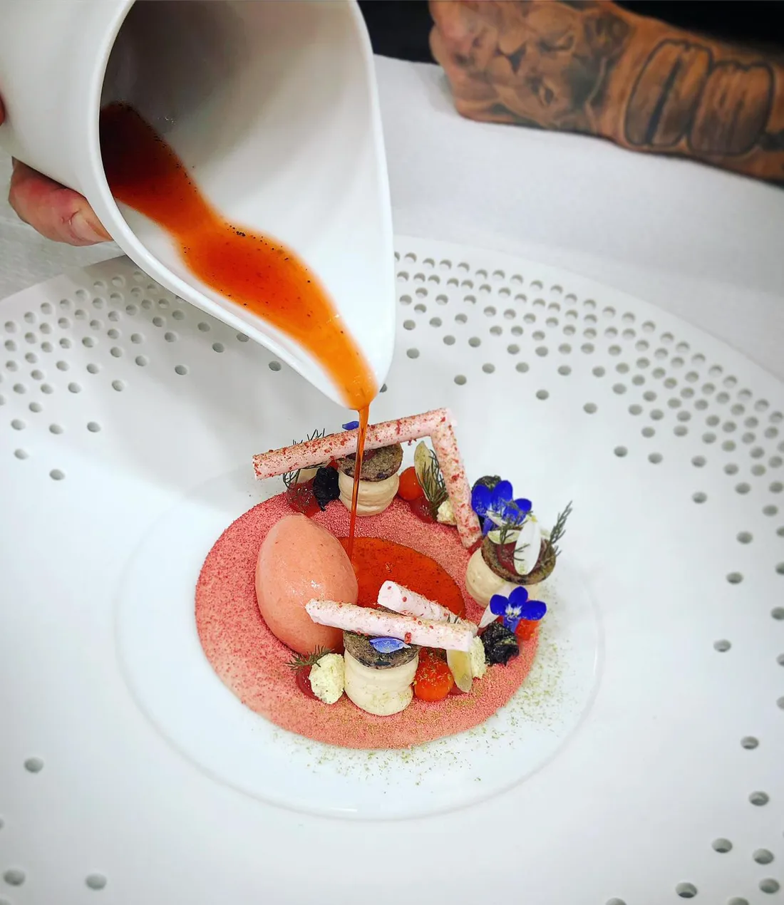 Dessert mit Erdbeersorbet, am Tisch angegossen