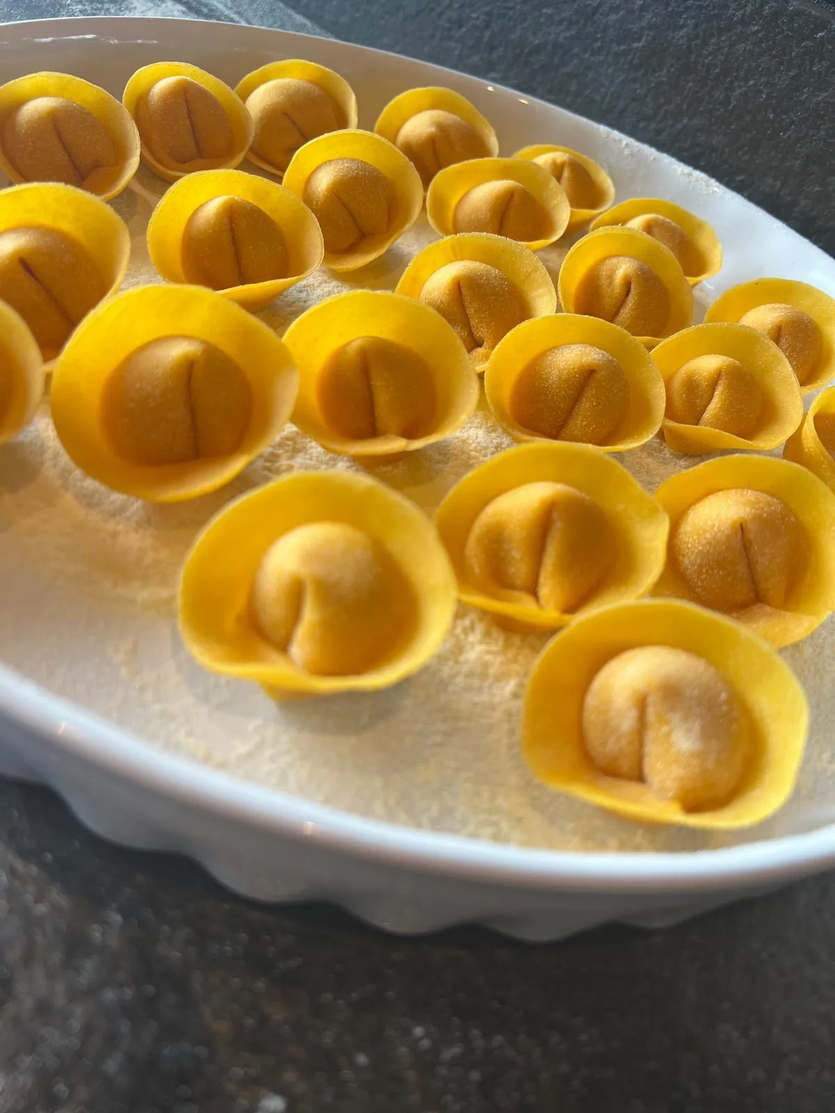 Hausgemachte Tortellini auf Hartweizengrieß