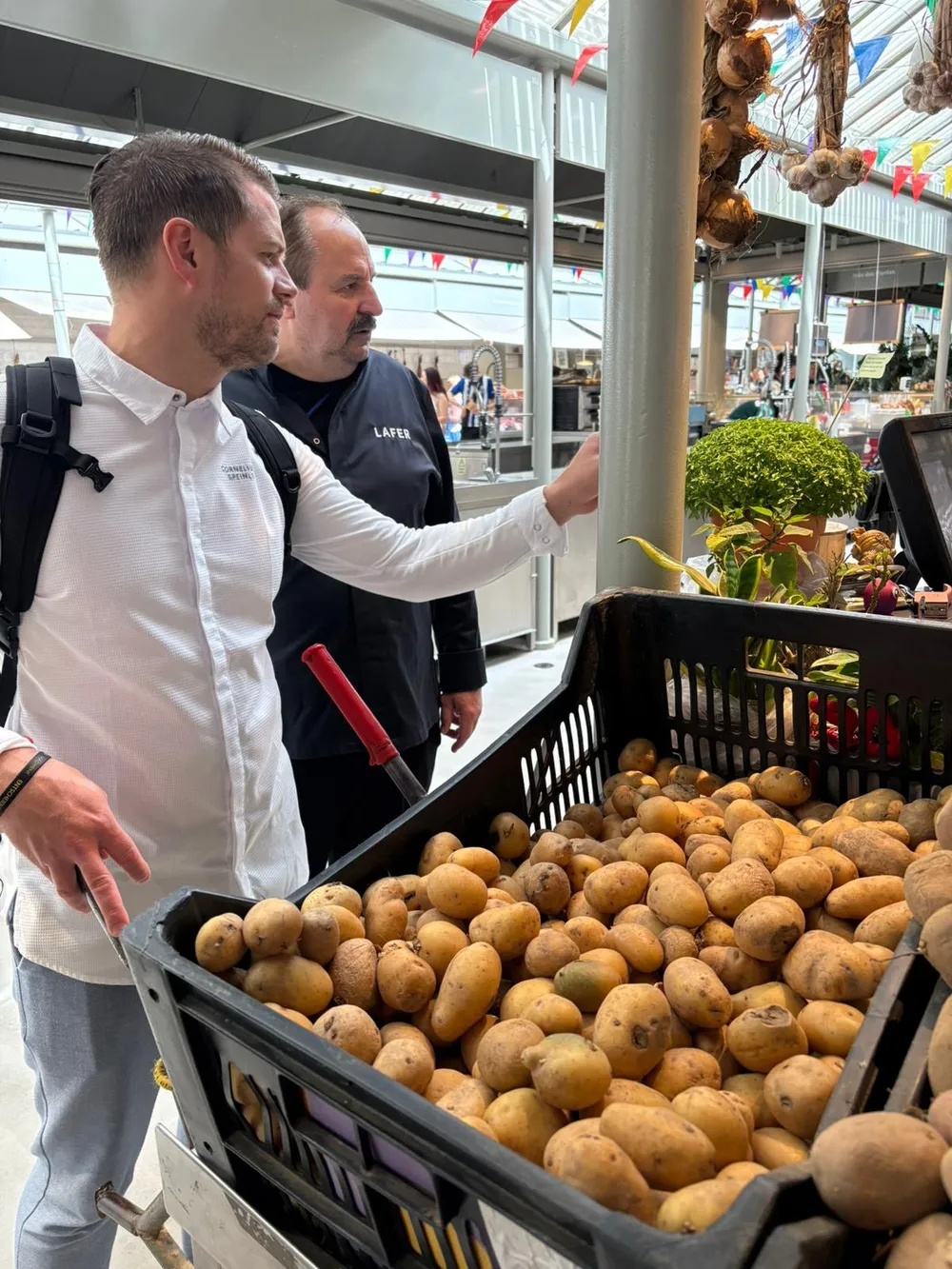 Cornelius Speinle mit Johann Lafer auf dem Markt